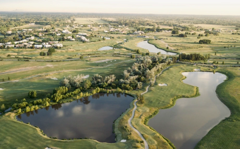 White sand bunkers and water hazards at Pilará Golf Club